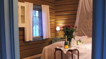 Honeymoon Suite | Individually decorated, individually furnished, desk, laptop workspace