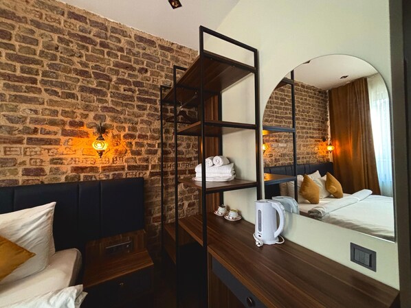 Quarto casal superior | 1 quarto, frigobar, escrivaninha, espaço de trabalho para notebook