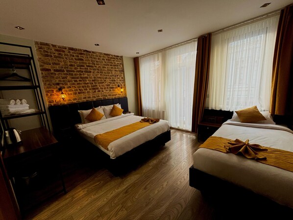 Tremannsrom | Minibar, skrivebord, skrivebord for bærbar PC og blendingsgardiner