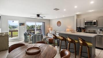 Apartment, 1 King-Bett und Schlafsofa, Terrasse (5 Springtide Villa) | Wohnbereich