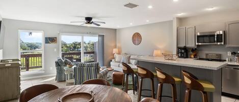 Condo, 1 trÚs grand lit et 1 canapé-lit, patio (5 Springtide Villa) | Aire de séjour