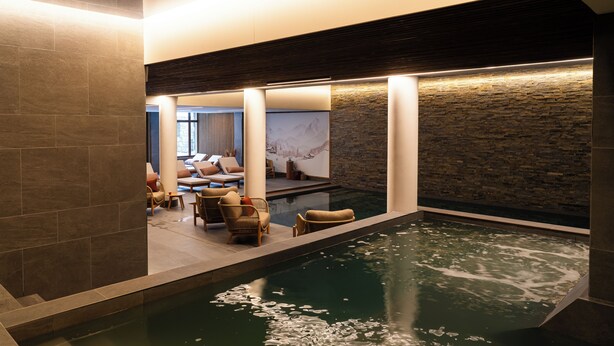 A spa area with a pool, lounge chairs, and a massage room. - Résidence l’Ecrin d’Argent by My Mountain Resort (Les Avanchers-Valmorel)