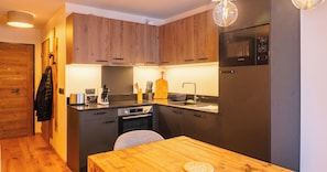 Apartamento (Comfort (2/4 people)) | Cocina privada | Frigorífico, microondas y trona infantil