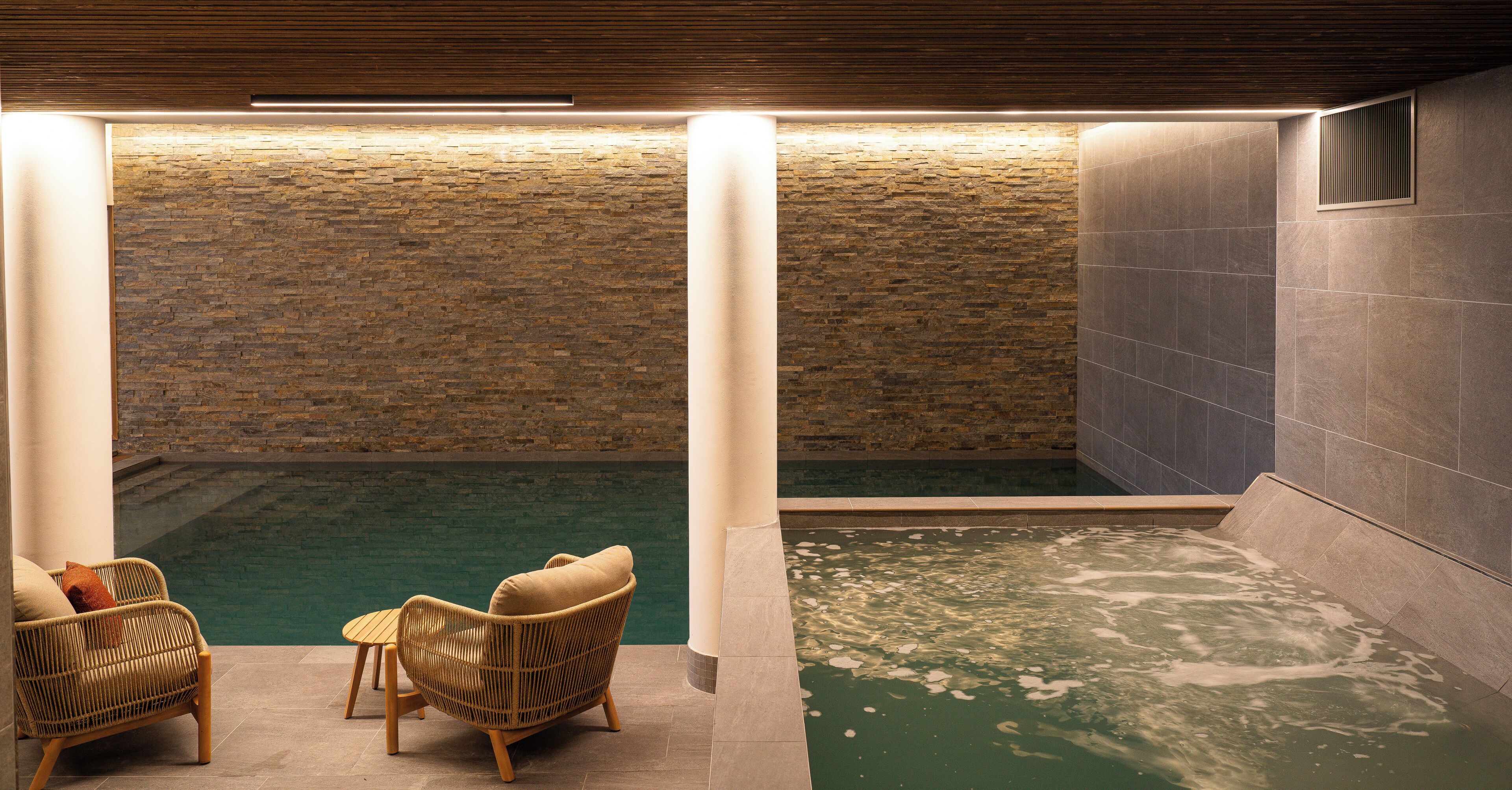 室内游泳池，日光浴躺椅