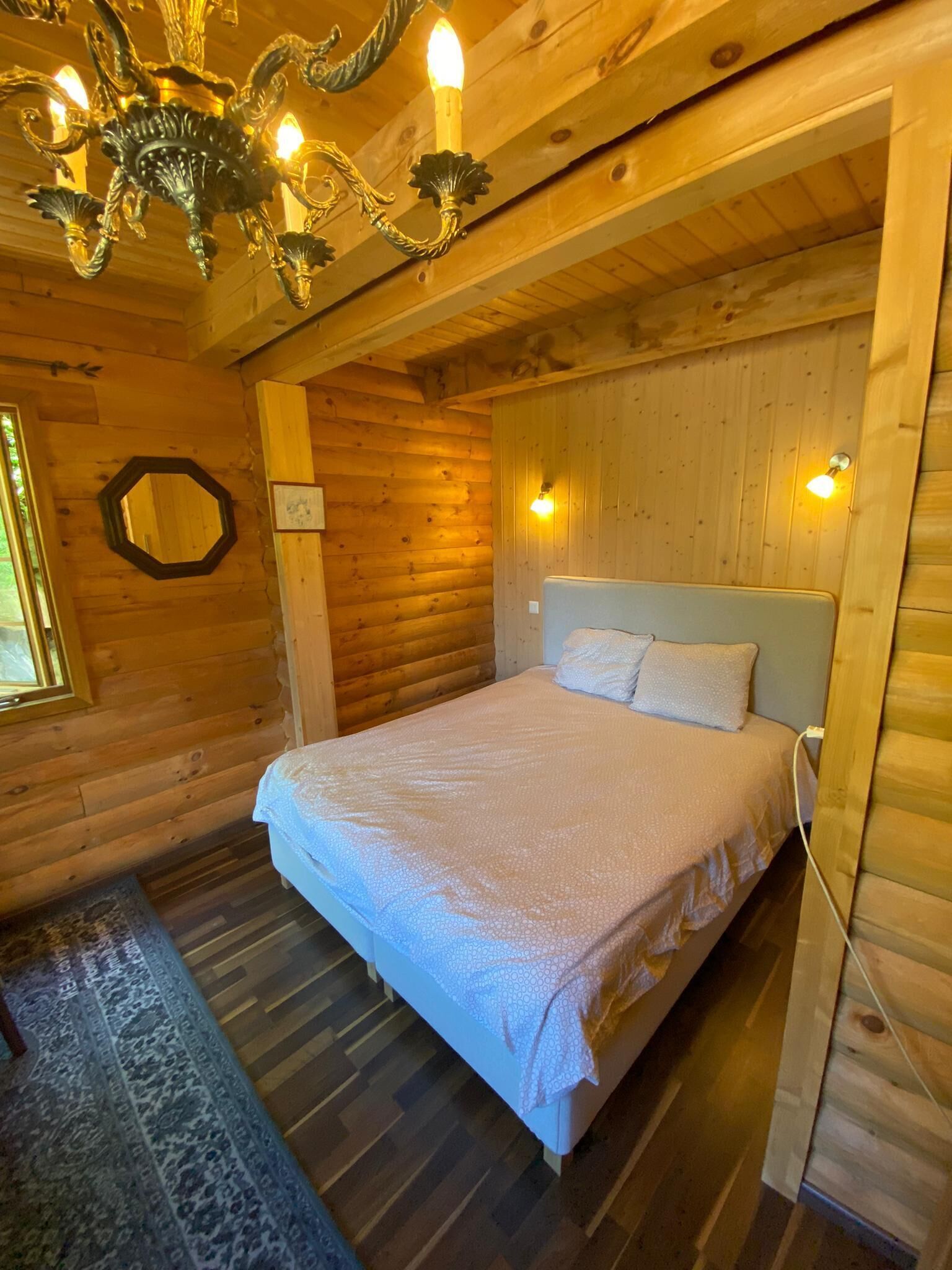 5 bedrooms, iron/ironing board, WiFi, bed sheets