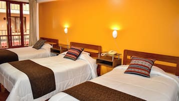 Habitación triple clásica, vista al patio | Wifi gratis y ropa de cama