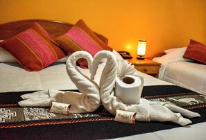Comfort-Einzelzimmer, Balkon, Blick auf den Innenhof | Kostenloses WLAN, Bettwäsche