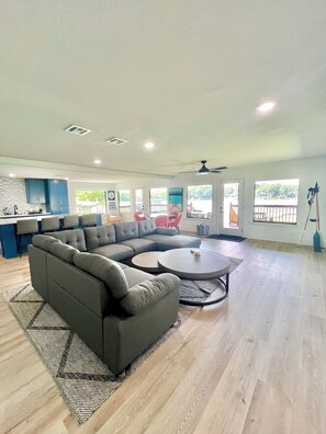 Smart TV - New Lakefront House on Calm Cove- Big Groups & Families + Kayaks & SUPs 🐶☀️ (Mabank)