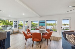 Dining - New Lakefront House on Calm Cove- Big Groups & Families + Kayaks & SUPs 🐶☀️ (Mabank)