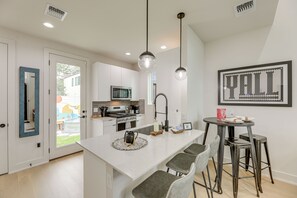 Réfrigérateur, micro-ondes, plaque de cuisson, lave-vaisselle