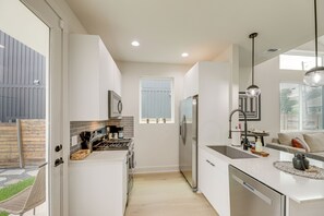 Réfrigérateur, micro-ondes, plaque de cuisson, lave-vaisselle