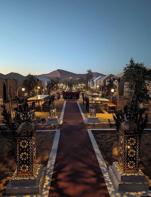 Outdoor dining - Merzouga luxury camp desert experience (Erg Chebbi)