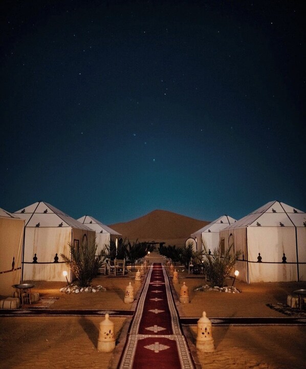 Outdoor banquet area - Merzouga luxury camp desert experience (Erg Chebbi)