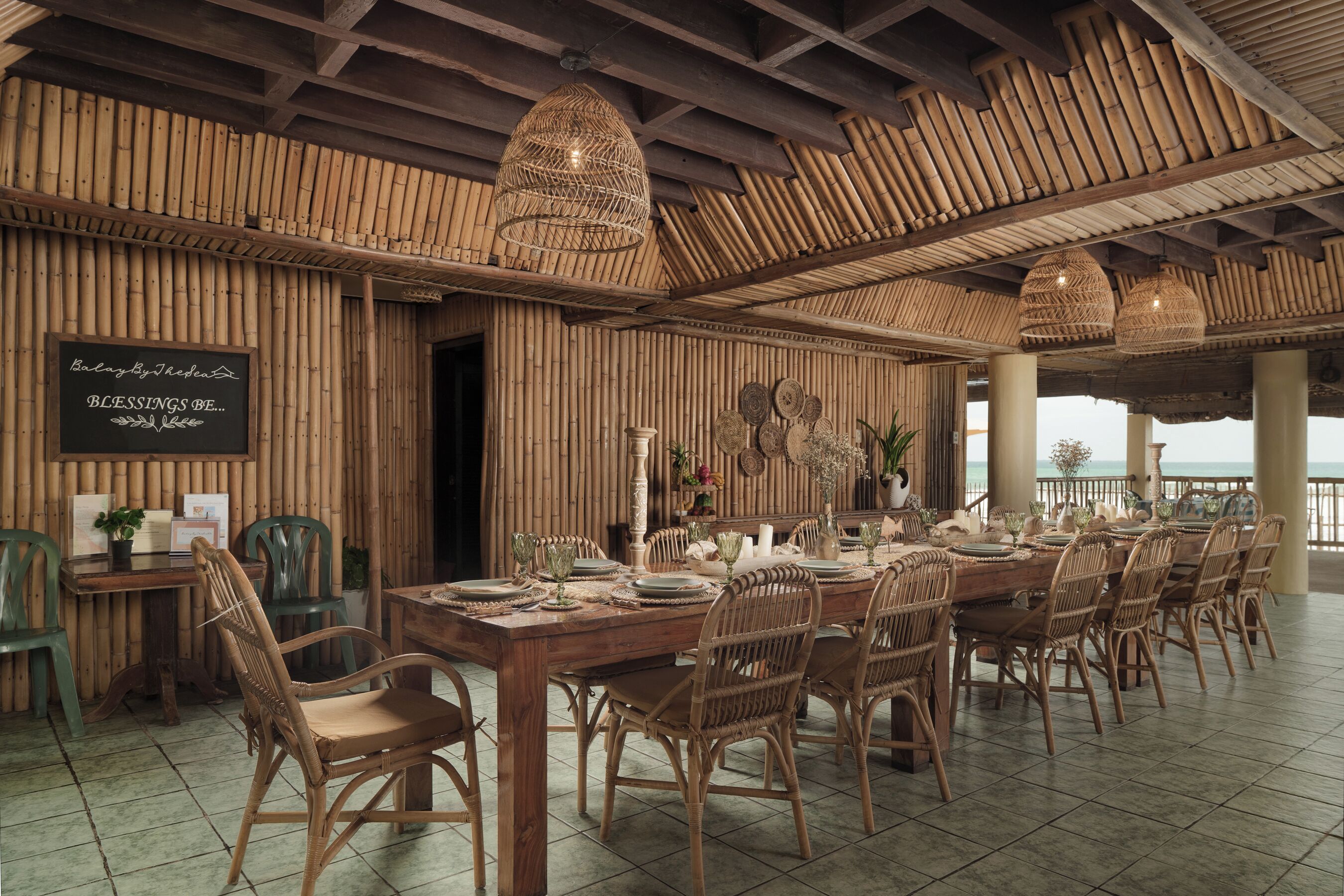 Un restaurant aux murs en bambou, aux meubles en osier et qui offre une vue sur la mer.