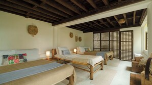 Una habitación tradicional con vigas de madera, esteras de tatami y paneles shoji.