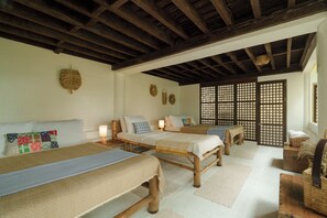 Perinteinen huone, jossa on puupalkit, tatami-matot ja shoji-liukuovet.