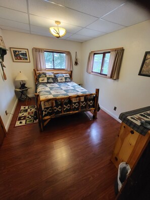 2 soverom, strykejern/-brett og sengetøy