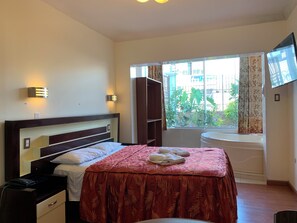 Suite con Jacuzzi | 办公桌、笔记本电脑工作区、免费 WiFi