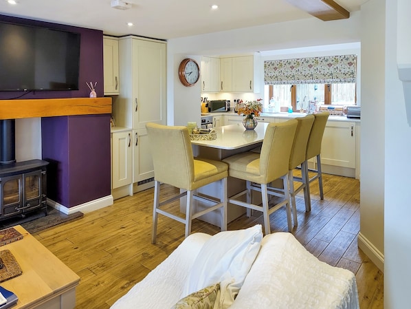 A compact living space with a kitchen, dining area, and a bed. - 2 bedroom accommodation in Grinkle, near Staithes (Grinkle, near Staithes)