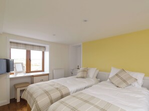 2 bedrooms, free WiFi, bed sheets - 2 bedroom accommodation in Grinkle, near Staithes (Grinkle, near Staithes)