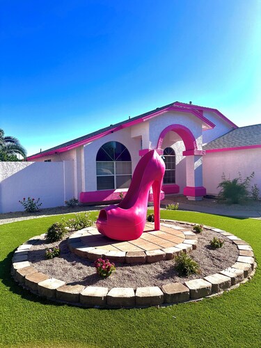 The Dream House Hideaway - Barbie Pool, 1 mile from Mattel Adventure Park 