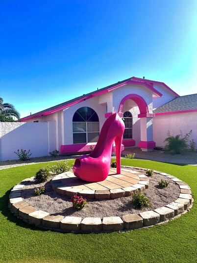 The Dream House Hideaway - Barbie Pool, 1 mile from Mattel Adventure Park 