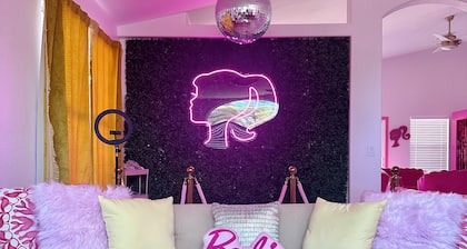The Dream House Hideaway - Barbie Pool, 1 mile from Mattel Adventure Park