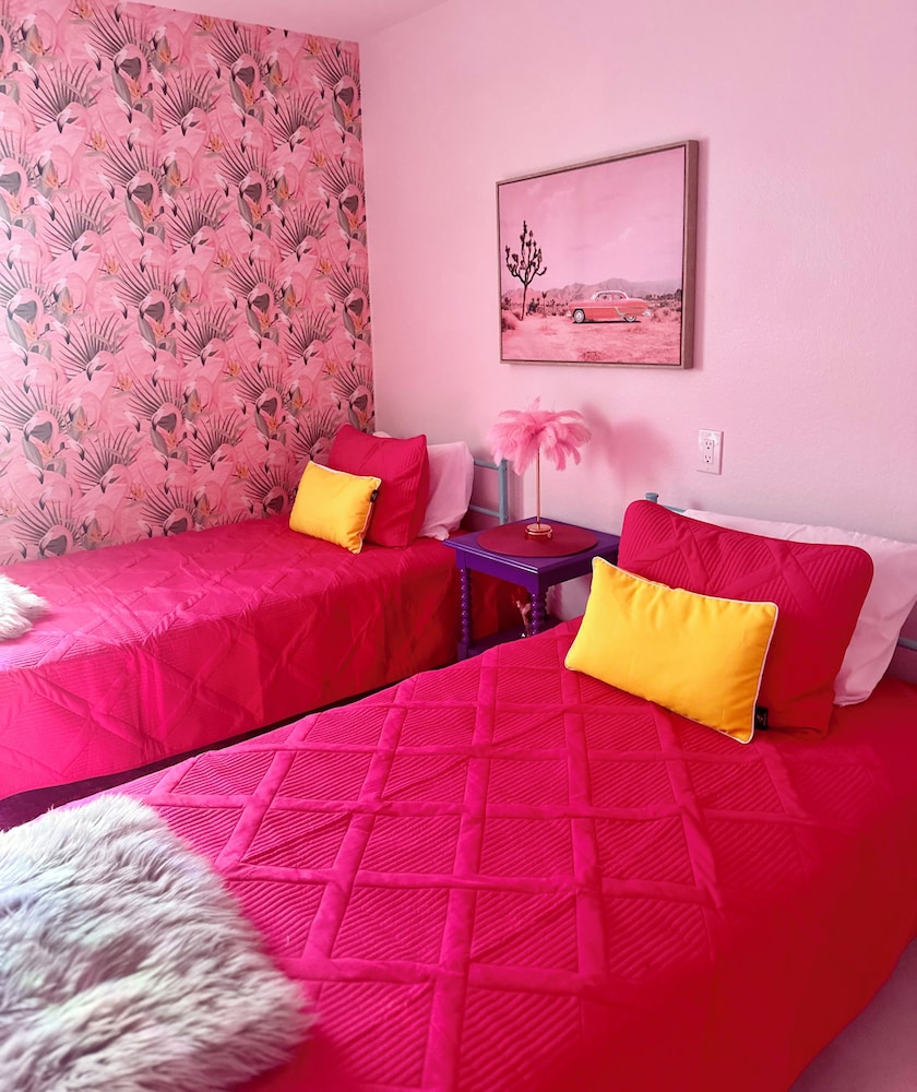 The Dream House Hideaway - Barbie Pool, 1 mile from Mattel