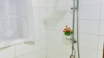 Serviettes fournies, papier toilette