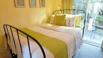 2 habitaciones, tabla de planchar con plancha y ropa de cama