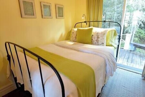 2 habitaciones, tabla de planchar con plancha y ropa de cama 