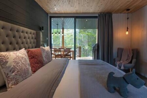 4 habitaciones, tabla de planchar con plancha y ropa de cama 