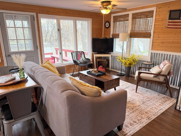 Smart TV, books, stereo