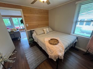 2 bedrooms, travel cot, free WiFi, bed sheets