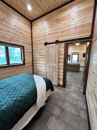 1 bedroom, WiFi, bed sheets. Farm Stay Close to I-90 and Sioux Falls. Hunting dogs allowed for extra fee