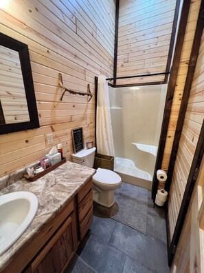 Shower, hair dryer, towels, soap - Farm Stay Close to I-90 and Sioux Falls. Hunting dogs allowed for extra fee (Salem)
