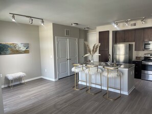 Fridge, microwave, oven, stovetop - Houston's Poolside Haven (Houston)