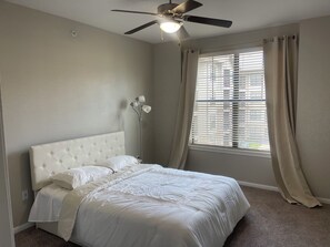 1 bedroom, WiFi, bed sheets - Houston's Poolside Haven (Houston)