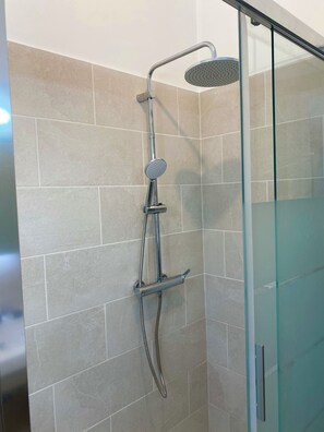 Dusche, Haartrockner, Seife, Toilettenpapier