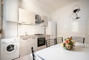 Réfrigérateur, un four, surface de cuisson, cafetière-théière