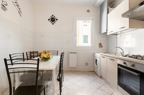 Refrigerador, horno, parrilla de estufa y cafetera y tetera 