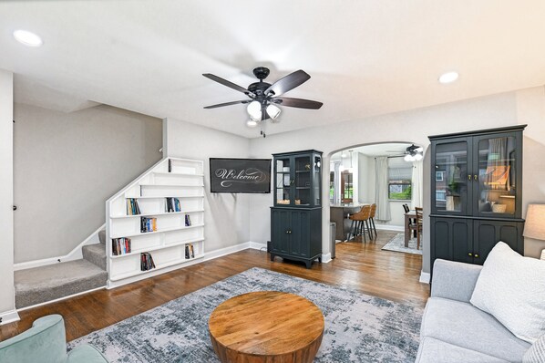 Smart TV, books, offices - Cozy Private 2 Bedroom w/ Shared Wash & Dryer by Golf Course, Univ, & Hospitals (Baltimore)