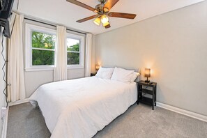 2 bedrooms, iron/ironing board, WiFi, bed sheets - Cozy Private 2 Bedroom w/ Shared Wash & Dryer by Golf Course, Univ, & Hospitals (Baltimore)