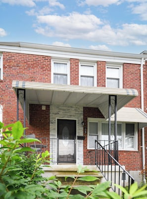 Exterior detail - Cozy Private 2 Bedroom w/ Shared Wash & Dryer by Golf Course, Univ, & Hospitals (Baltimore)