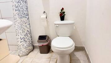 Habitación cuádruple superior | Baño | Regadera, regadera tipo lluvia, toallas, jabón