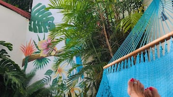 Quarto conforto, várias camas | Terraço/pátio