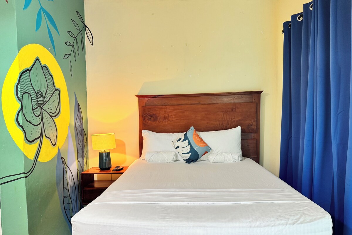 Deluxe tweepersoonskamer, 1 queensize bed, uitzicht op bergen | Luxe beddengoed, Select Comfort-bedden, een bureau, een laptopwerkplek