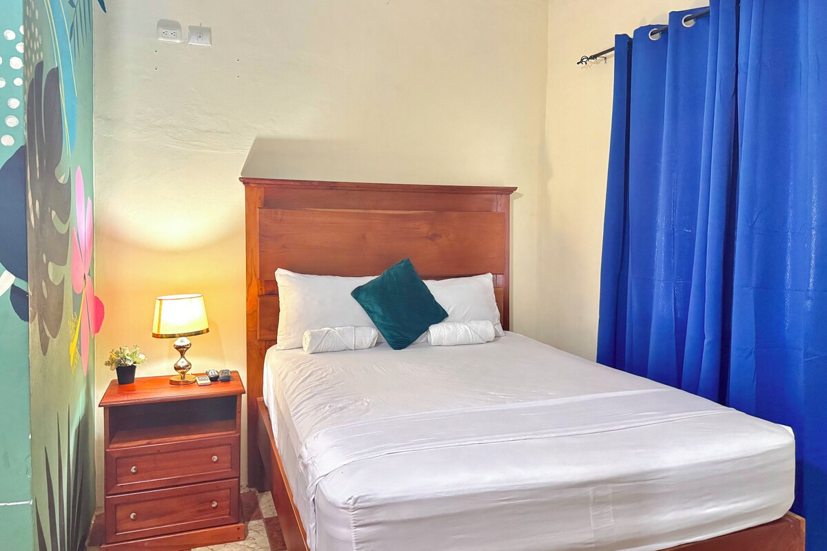 Comfort driepersoonskamer, uitzicht op bergen | Luxe beddengoed, Select Comfort-bedden, een bureau, een laptopwerkplek