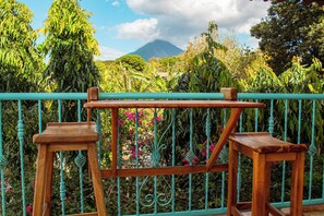 Comfort-Dreibettzimmer, Bergblick | Terrasse/Patio
