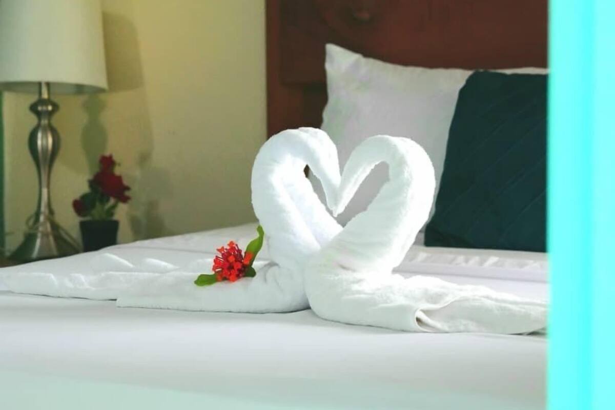 Comfort-Dreibettzimmer, Bergblick | Hochwertige Bettwaren, Select-Comfort-Betten, individuell dekoriert